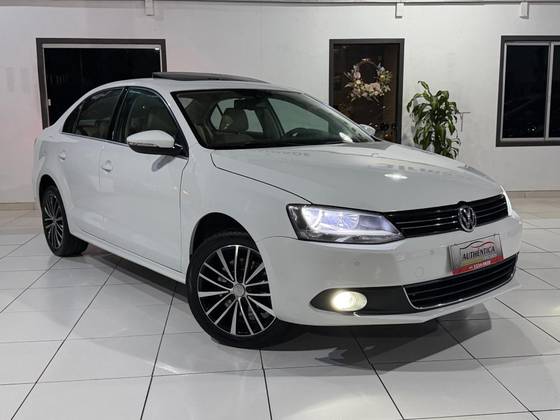 VOLKSWAGEN JETTA 2.0 TSI HIGHLINE 211CV GASOLINA 4P TIPTRONIC VOLKSWAGEN JETTA 2.0 TSI HIGHLINE 211CV GASOLINA 4P TIPTRONIC